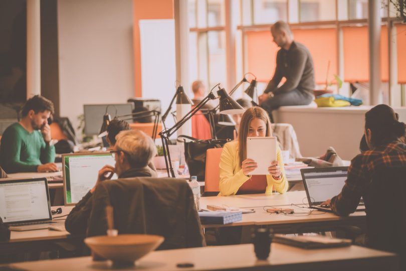 Mitarbeiter beim ausfüllen eines Online Berfragungstool für die Mitarbeiterzufriedenheit